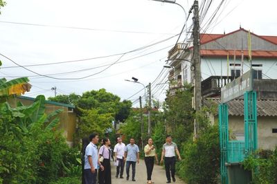 Nghiệm thu, bàn giao hệ thống điện chiếu sáng công cộng bằng năng lượng mặt trời tại phường Nùng Trí Cao