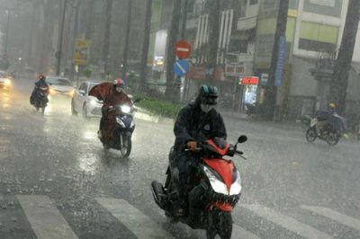 Không khí lạnh tràn về, nhiệt độ giảm tới 10 độ C, nhiều tỉnh đối mặt nguy cơ mưa cực lớn