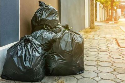 Bí ẩn túi quần áo cũ vứt xó biệt thự: Cảnh sát vào cuộc khẩn cấp khi thấy thứ bên trong