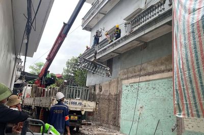 Vụ xịt nước vào thợ xây nhà hàng xóm: Cưỡng chế phá dỡ ban công vi phạm
