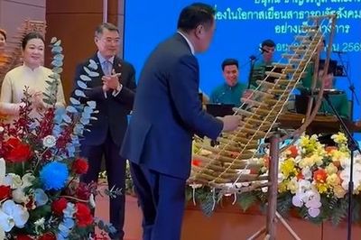 Thủ tướng Thái Lan gây bất ngờ khi chơi đàn T'rưng của Việt Nam