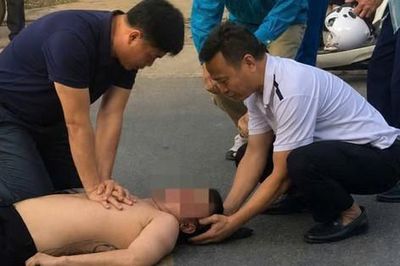 Trên đường đi làm về gặp người bất tỉnh bên đường, các y bác sĩ lao vào cấp cứu