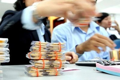 Giá vàng thế giới thủng mốc 4.200 USD/ounce, trong nước tiếp tục lao dốc