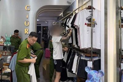 Khởi tố chủ cơ sở kinh doanh thời trang giả mạo các thương hiệu nổi tiếng
