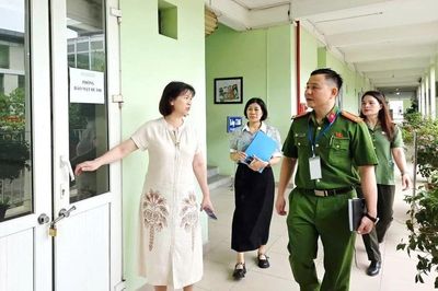 Tuyệt đối không sử dụng điện thoại trong khu vực bảo vệ đề thi, bài thi