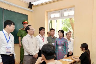 Bộ trưởng Hoàng Minh Sơn động viên thí sinh trước ngày thi