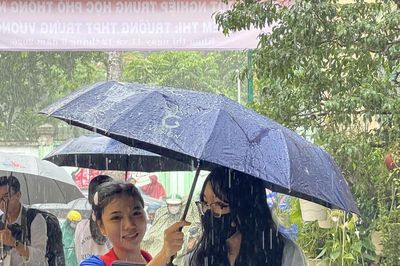 TP Hồ Chí Minh: Thí sinh đội mưa đi làm thủ tục dự thi tốt nghiệp THPT