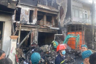 Nghi vấn còn người mắc kẹt trong vụ con trai phóng hỏa làm người cha tử vong