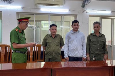 Khởi tố thanh niên che biển số xe, tạt sơn vào nhà dân