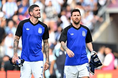 Messi tỏa sáng, Argentina đè bẹp Iceland