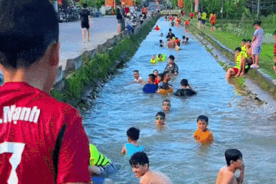 Con mương ngay sát đường lớn, đông nghịt người tắm tại Thanh Hóa