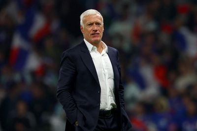 HLV Deschamps đáp trả chỉ trích khi xếp Mbappe đá cắm
