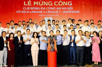 CLB Công an Hà Nội mừng công ngôi vô địch LPBank V.League