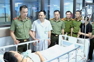 Lãnh đạo tỉnh Thanh Hóa thăm, động viên cán bộ Công an bị thương