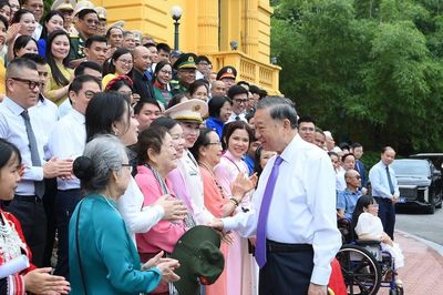 [Ảnh] Tổng Bí thư, Chủ tịch nước Tô Lâm gặp mặt thân mật các đại biểu trong Chương trình 'Việc tử tế'
