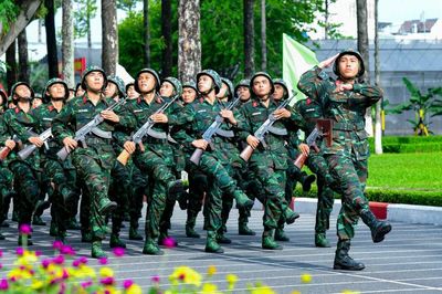 Chiến sĩ mới Trung đoàn Gia Định trưởng thành qua thao trường