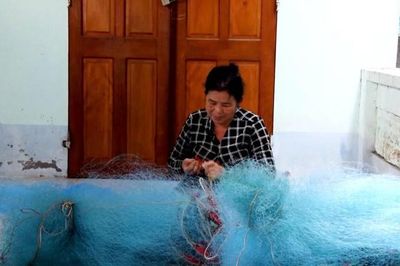 Nghề mưu sinh từ những tấm lưới rách