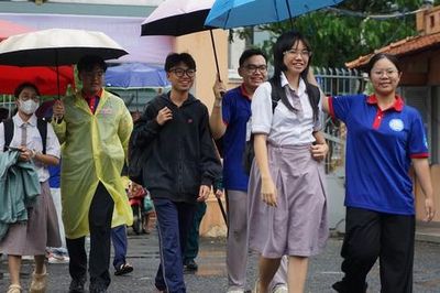 Mưa lớn trước ngày thi, sĩ tử TPHCM thấp thỏm nỗi lo đến muộn