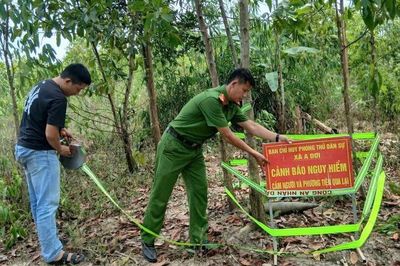 Chạm mặt 'vật thể lạ' trong rẫy, người dân lập tức trình báo