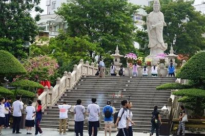 Thí sinh TPHCM đến chùa Việt Nam Quốc Tự cầu an trước kỳ thi tốt nghiệp THPT
