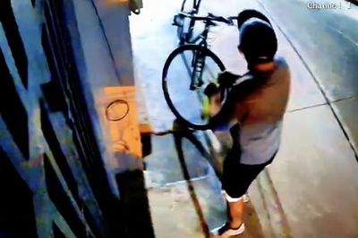 TPHCM: Người đàn ông tạt mắm tôm vào nhà người lạ