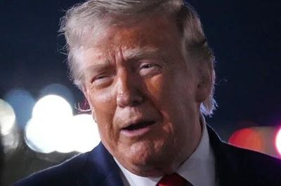 Ông Donald Trump dọa đánh sập cầu và nhà máy điện, Iran sẽ phải 'trả giá'