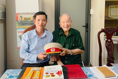 Say mê sưu tầm kỷ vật, giữ lửa truyền thống cách mạng
