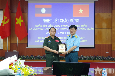 Tùy viên Quốc phòng Lào thăm, làm việc tại Học viện Phòng không - Không quân