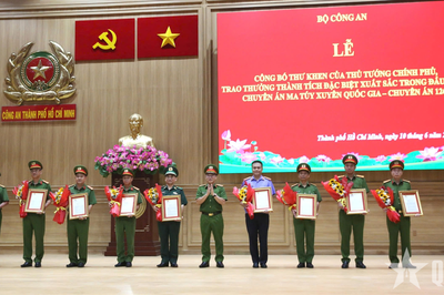 Trao thưởng thành tích đấu tranh triệt phá đường dây ma túy xuyên quốc gia