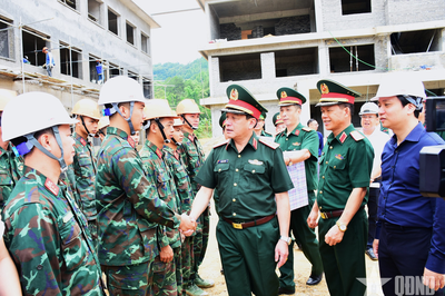 Thượng tướng Trương Thiên Tô thăm, động viên các lực lượng tham gia xây dựng trường học tại Cao Bằng