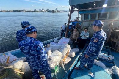 Vùng Cảnh sát biển 2 liên tiếp phát hiện, đấu tranh các vụ vi phạm pháp luật