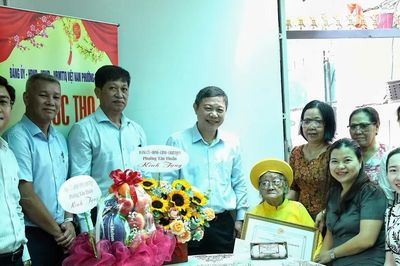 Lãnh đạo TPHCM thăm, chúc thọ người cao tuổi tiêu biểu
