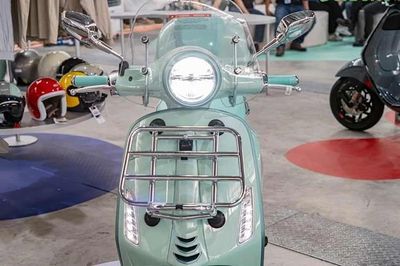Vespa và Piaggio tại Việt Nam triệu hồi hơn 1.000 xe ga lỗi đèn pha