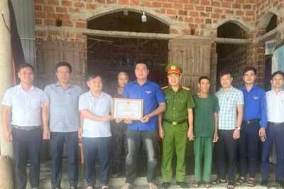 Khen thưởng thanh niên dũng cảm cứu người đuối nước ở Hà Tĩnh