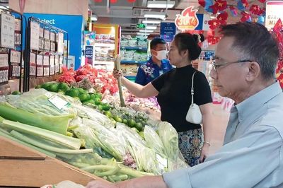 [VIDEO] Chi phí tăng vọt, gia đình TP HCM kiệt quệ dù thắt lưng buộc bụng