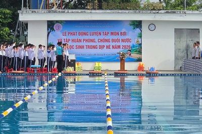 Học sinh Trường Lý Tự Trọng hưởng ứng phong trào học bơi, rèn kỹ năng an toàn dịp hè