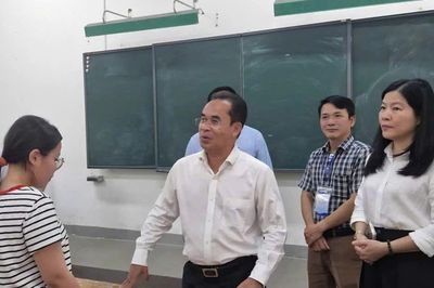 Phó Chủ tịch TP Đà Nẵng chúc thí sinh tự tin và nỗ lực làm bài thi
