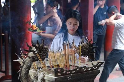 Sĩ tử dâng hương, xin chữ tại Văn Miếu - Quốc Tử Giám trước kỳ thi tốt nghiệp THPT 2026