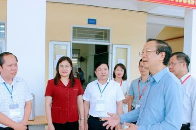 Thứ trưởng Phạm Ngọc Thưởng kiểm tra công tác chuẩn bị thi tốt nghiệp THPT tại Ninh Bình