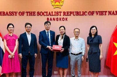 Đoàn công tác Trường Đại học Khoa học Xã hội và Nhân văn thăm và làm việc với Đại sứ quán Việt Nam tại Thái Lan