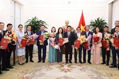 Bộ Ngoại giao công bố và trao quyết định điều động, bổ nhiệm cán bộ lãnh đạo quản lý cấp Vụ