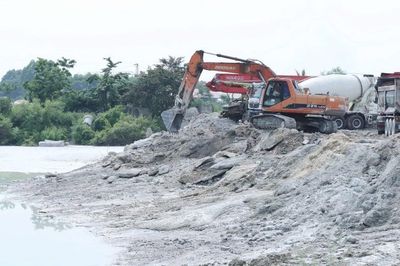 Doanh nghiệp sản xuất bê tông đổ trái phép hơn 400 tấn chất thải ra môi trường