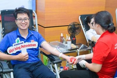 [Chùm ảnh] Người lao động Petrovietnam tích cực hưởng ứng chương trình hiến máu tình nguyện