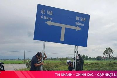 Sửa chữa biển chỉ dẫn, biển báo giao thông sau phản ánh của Báo và PTTH Hà Tĩnh