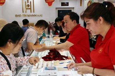 Giá vàng giảm mạnh sau cơn sốt: Nhà đầu tư cần thận trọng hơn