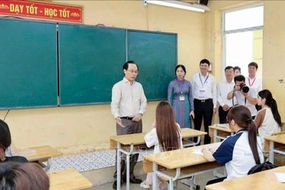 Bộ trưởng Hoàng Minh Sơn kiểm tra điểm thi, động viên thí sinh trước giờ G thi tốt nghiệp THPT