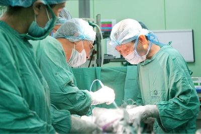 Bóc tách thành công 9 khối u xơ tử cung nặng 2,1kg và đón bé trai chào đời