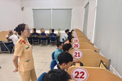 Thi bằng lái xe: Bộ Công an đề xuất tăng câu hỏi lý thuyết, bỏ sát hạch mô phỏng