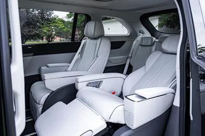 'Chuyên cơ mặt đất' mạnh 503 mã lực, trang bị tối tân, giá hơn 1,8 tỷ đồng, so kè cùng Toyota Alphard