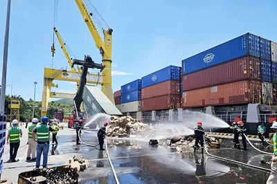 Cảng Đà Nẵng hỗ trợ xử lý sự cố cháy container trên tàu của Cosco